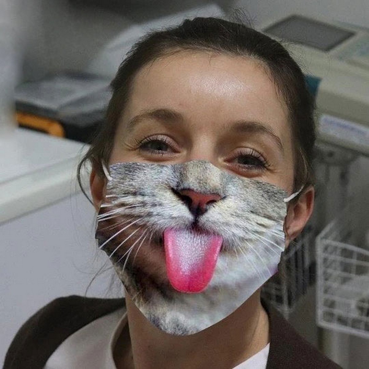 маска на обличчя кошеня з мовою