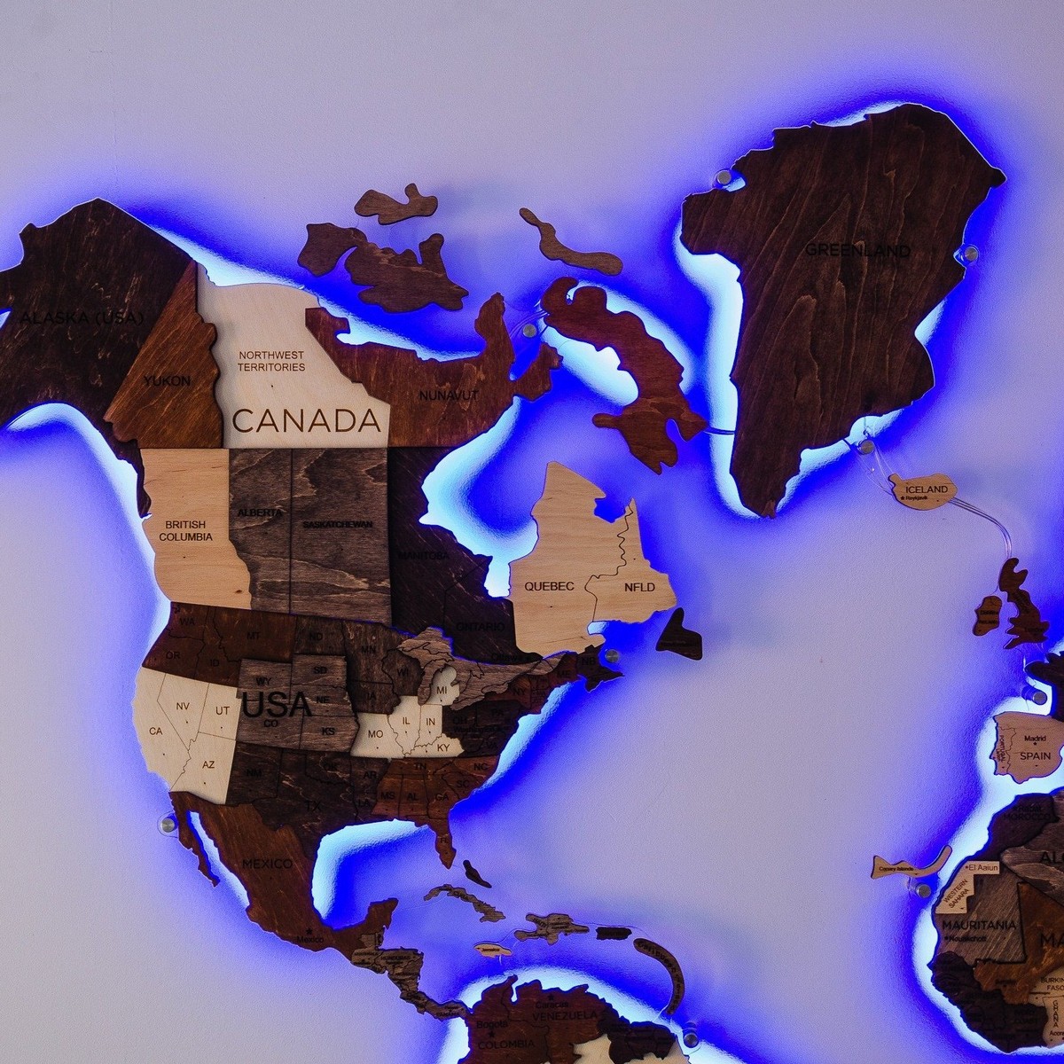 карта світу з дерев'яним підсвічуванням на стіні