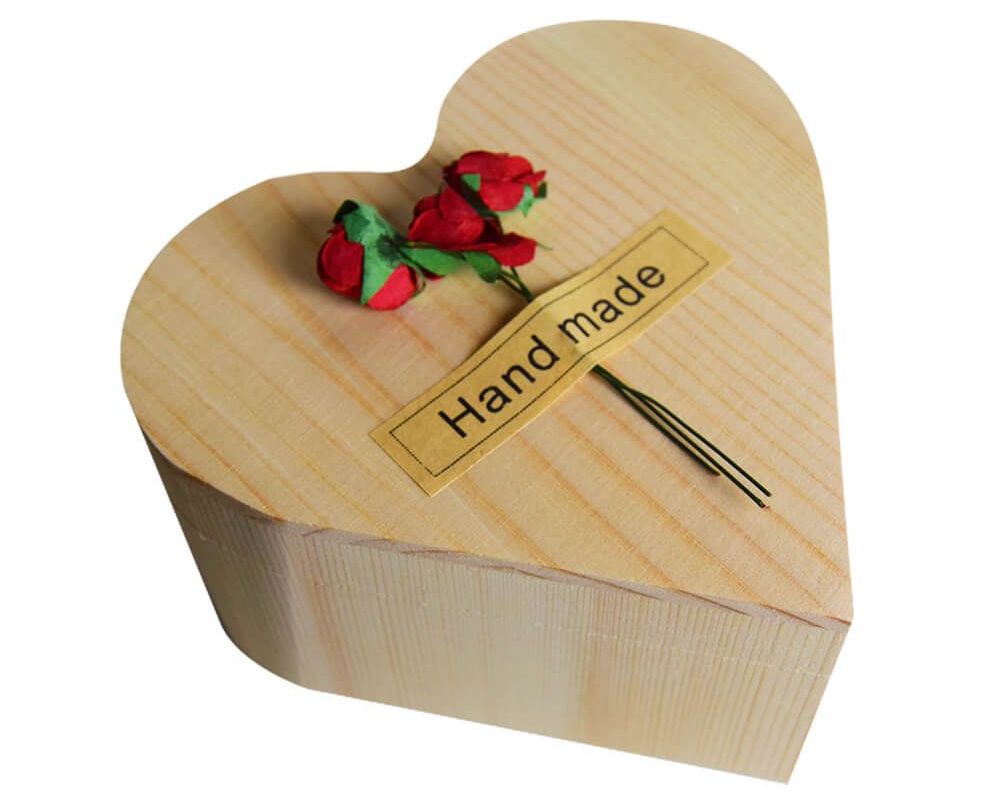 троянда в коробці у формі серця з дерева
