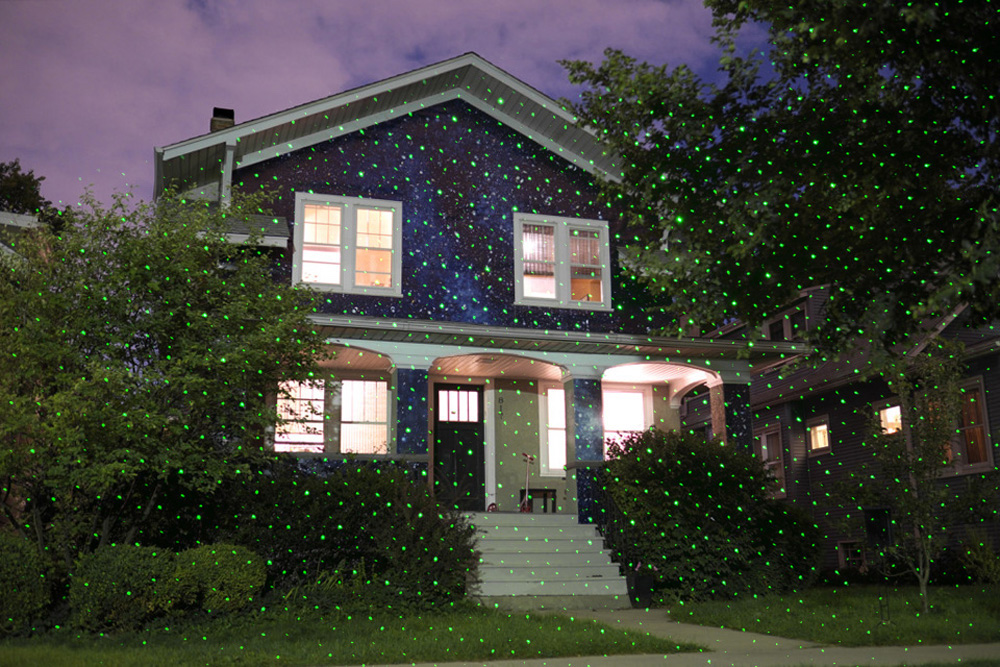 Світлодіодний декоративний лазерний проектор пофарбував фасад будинку в зелено-червоний колір