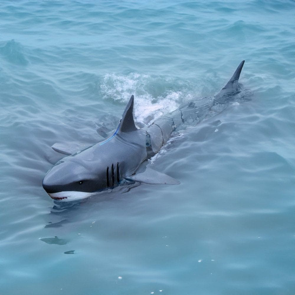 RC shark для дистанційного керування у воду за допомогою контролера