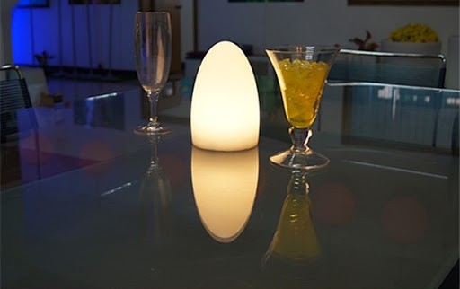 стильне світло на столі - яйце