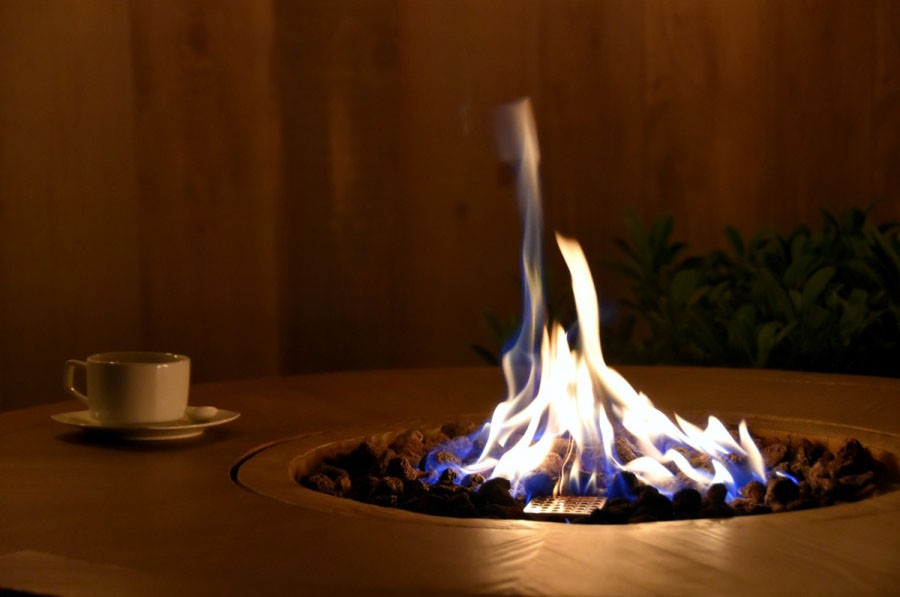 Барний стіл з газовим каміном - дизайн дерев'яної бочки