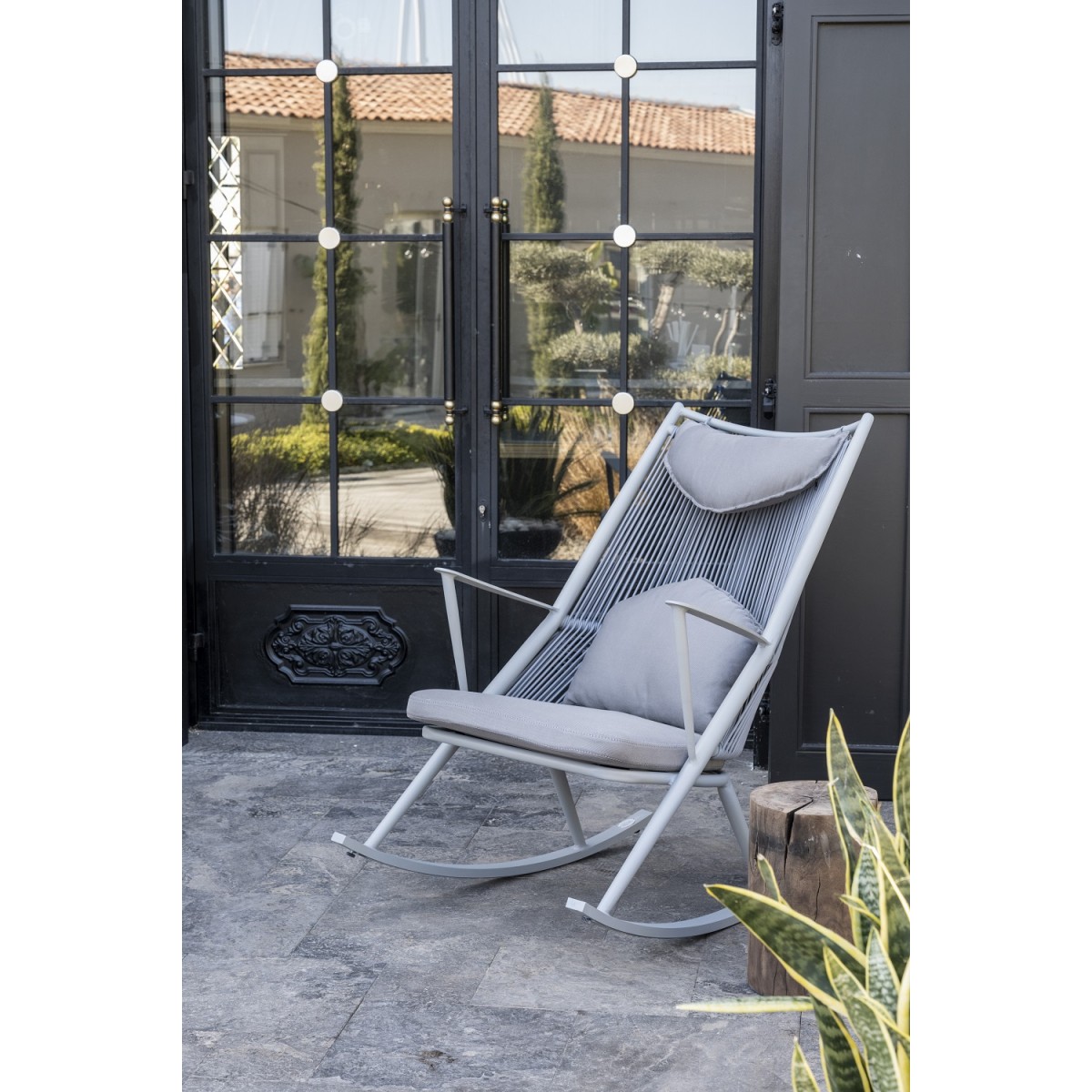 крісло-гойдалка на терасі металевий алюмінієвий сад
