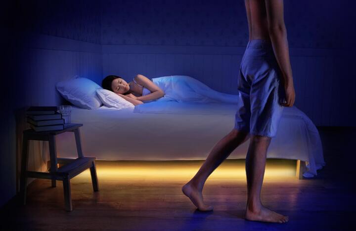 світлодіодні смуги, встановлені під датчиком руху ліжка