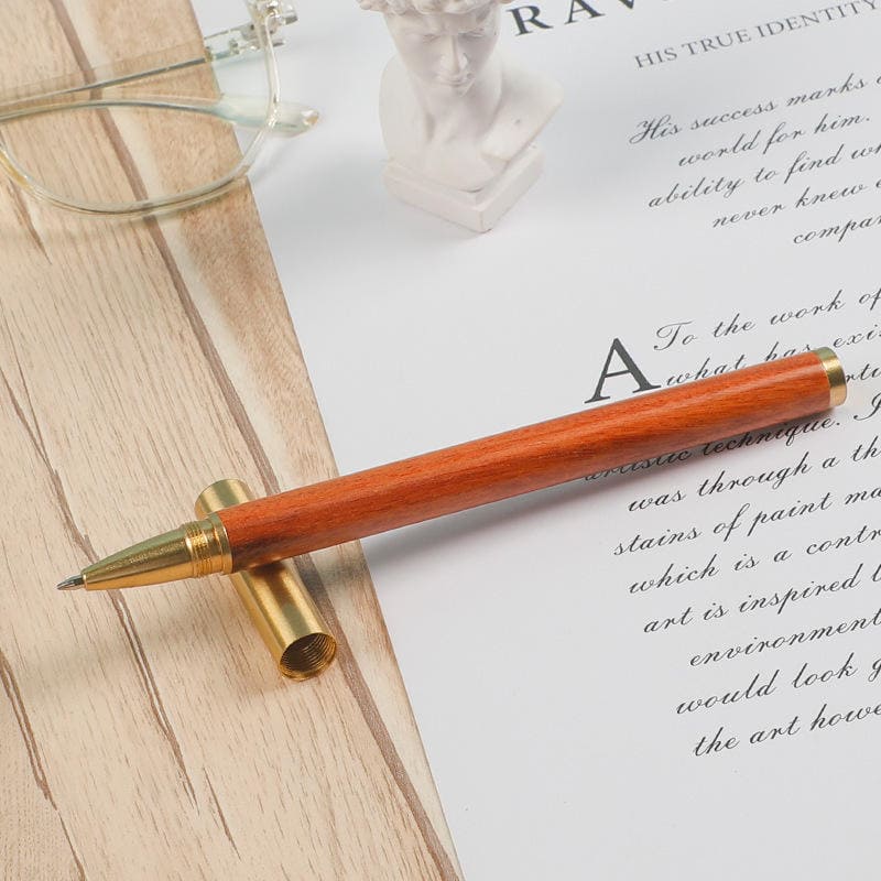 золота ручка з дерев'яним дизайном