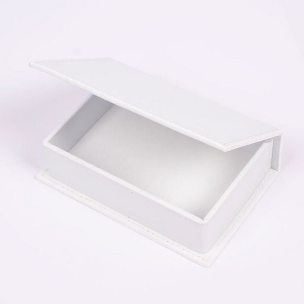 біла шкіряна коробка на столі