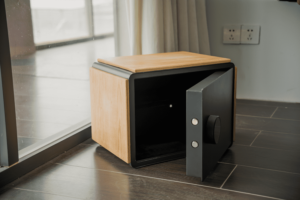 дерев'яний міні-сейф із шпилькою або додатком для смартфона